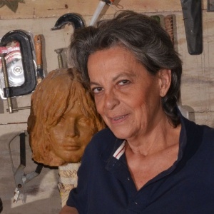 A artista Christina Motta, que está produzindo escultura em bronze de Tim Maia.