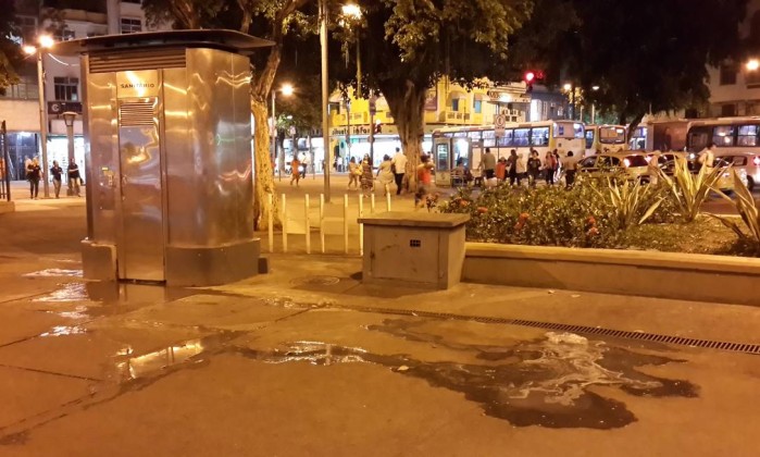 Água suja sai de banheiro público na Praça Saens Peña - Foto da leitora Silvia Knapp / Eu-Repórter