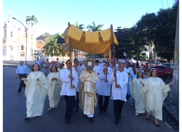 Fiéis participam de procissão de Corpus Christi na Tijuca (Foto: Janaína Carvalho/G1) 