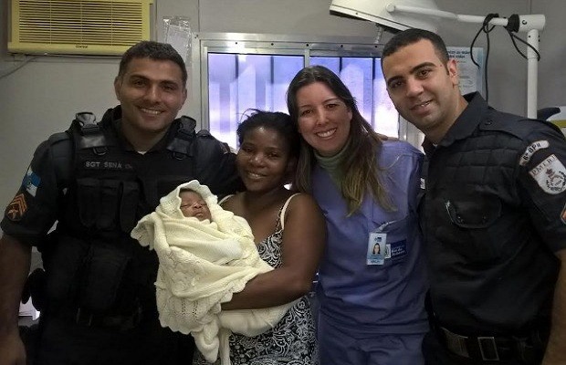 Policiais junto com mãe e bebê na UPA: socorro rápido ajudou a salvar vida de recém-nascido na Tijuca.