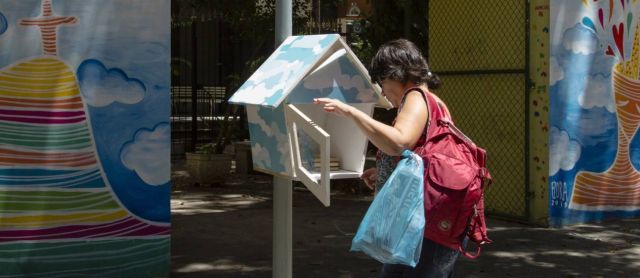 Moradora deixa livros na casinha da Praça Sarah Kubistchek - Agência O Globo / Leo Martins