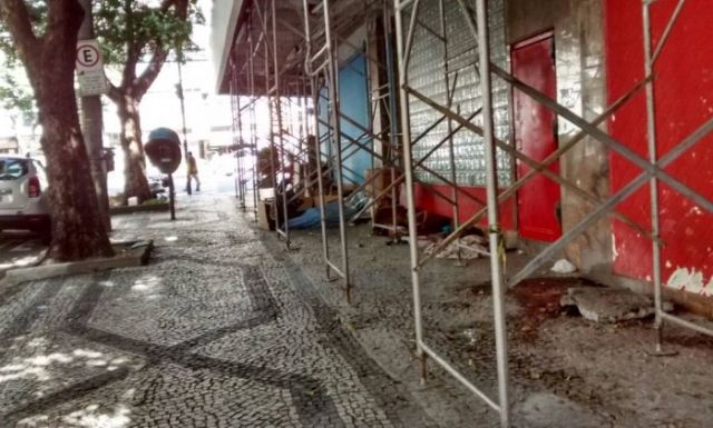 Andaime de obra parada na Tijuca vira ‘casa’ para moradores de rua
