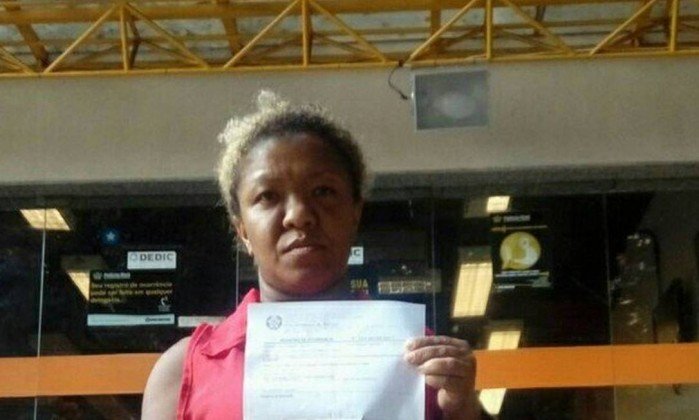 Portadora de nanismo, passista da Viradouro denuncia preconceito em loja da Tijuca
