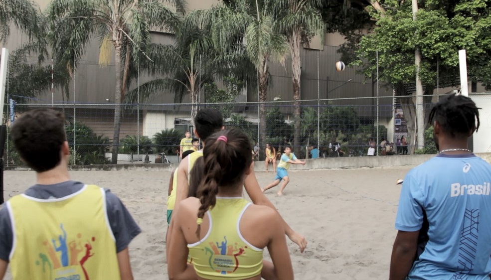 Programa de adoção de praças ajuda a formar talentos do vôlei de praia na Tijuca