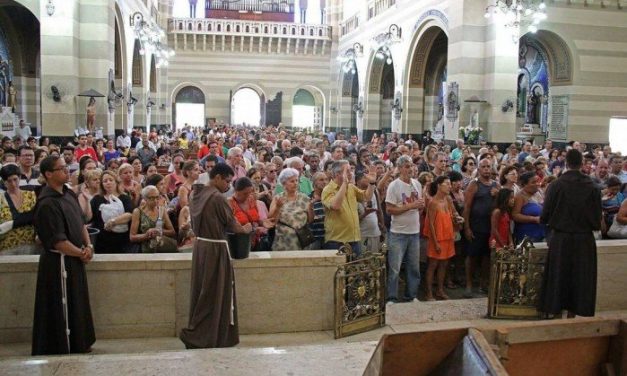 Fiéis recebem bênção dos capuchinhos na Basílica de São Sebastião, na Tijuca