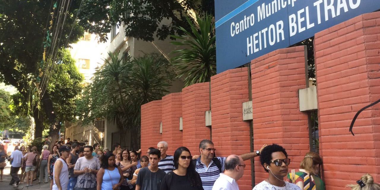 Com longa fila, posto da Tijuca distribui senha para vacinação