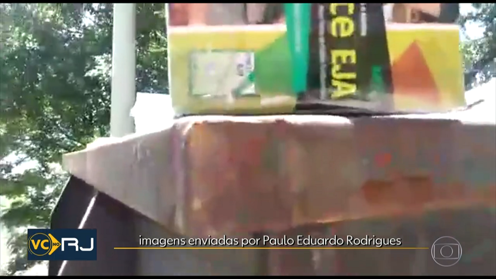 Livros didáticos são encontrados abandonados em contêiner ao lado de escola estadual em Vila Isabel