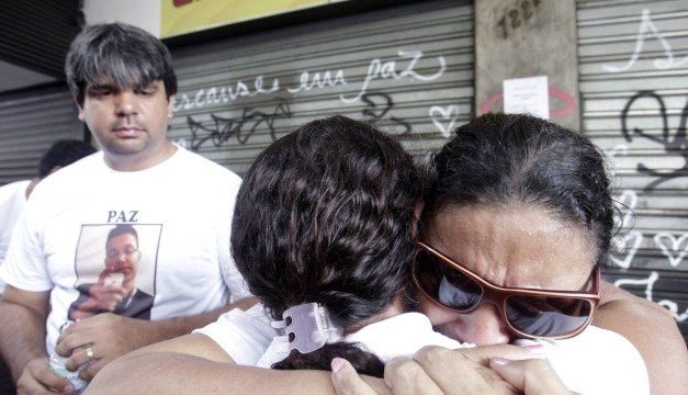Família e amigos de garçom morto na Tijuca protestam contra a violência