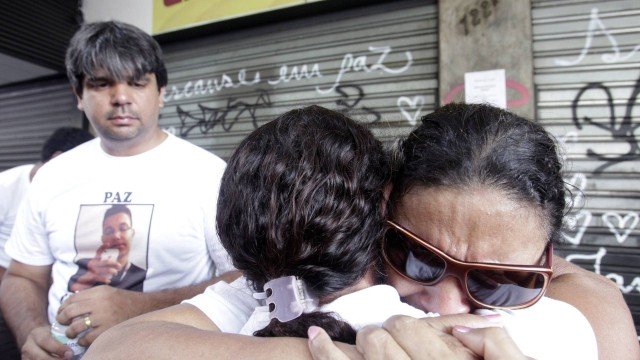 Família e amigos de garçom morto na Tijuca protestam contra a violência