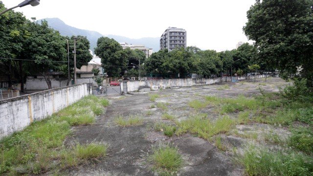 Terrenos do estado abandonados são alvos de críticas da população na Tijuca