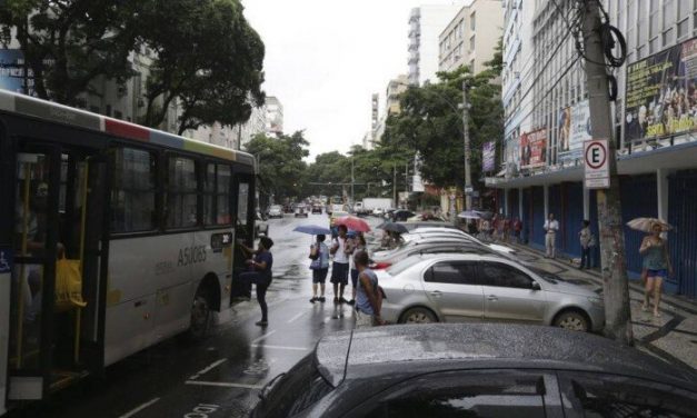 Estacionamentos irregulares e filas duplas prejudicam trânsito na Tijuca