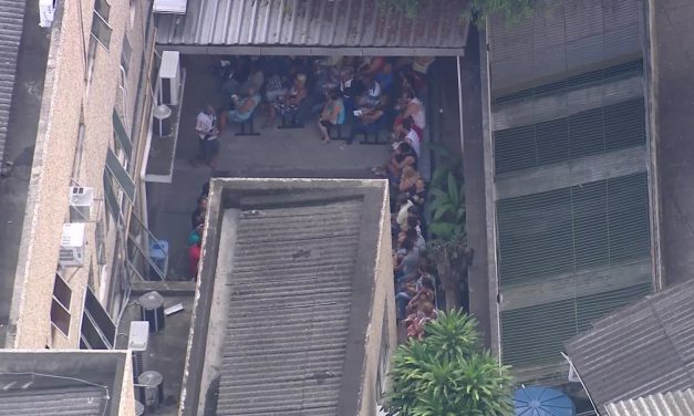 Pacientes fazem fila em frente ao Iaserj, no Maracanã, mas só há vagas para agosto