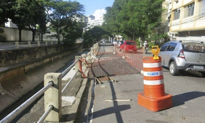 Avenida Maracanã sofre com trechos interditados e falta de guarda-corpos