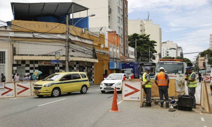Obra demorada atrapalha o tráfego em rua na Tijuca