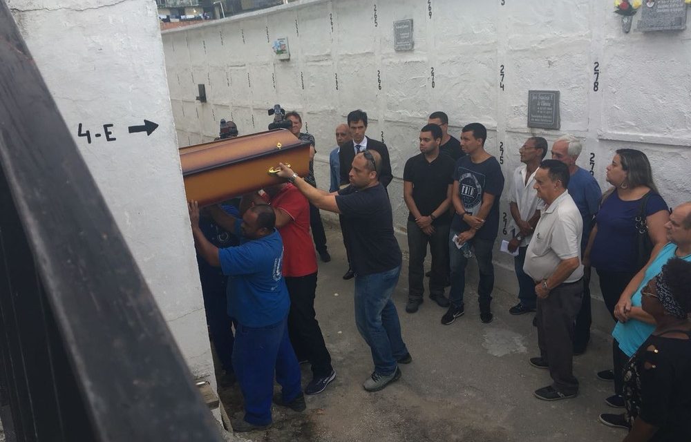 Suspeita de matar mulher em tentativa de assalto à papelaria na Tijuca se entrega
