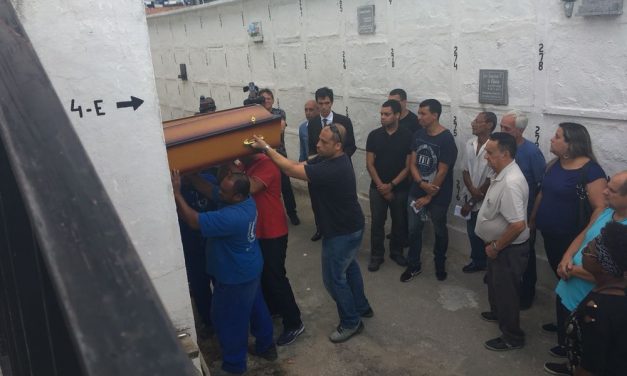 Suspeita de matar mulher em tentativa de assalto à papelaria na Tijuca se entrega