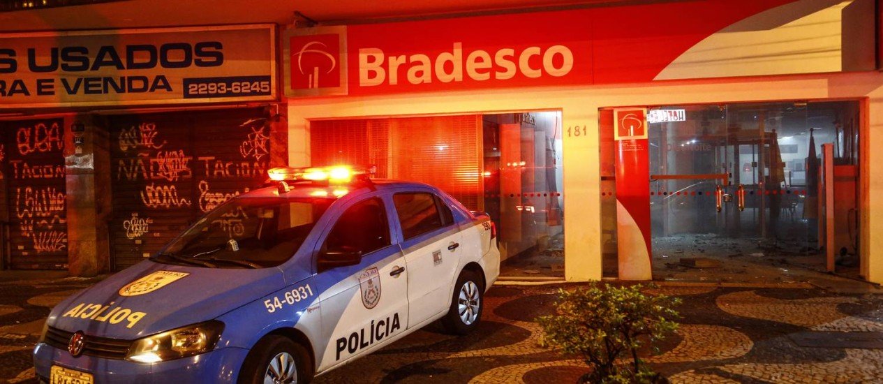 Bandidos explodem agência do Bradesco na Tijuca