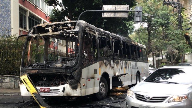 Após pane elétrica, ônibus pega fogo na Tijuca