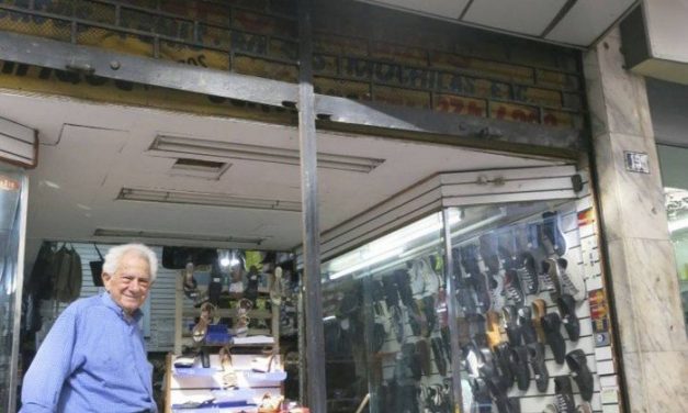 Históricos letreiros de acrílico se mantêm em estabelecimentos antigos da Tijuca