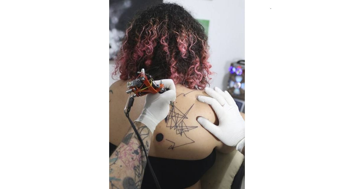 Desenhos inovadores e criações autorais movimentam estúdios de tatuagem na Tijuca