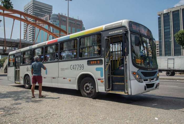 Primavera com altas temperaturas faz cariocas sofrerem nos ônibus