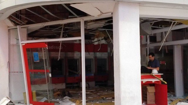 Bandidos explodem agência bancária na Tijuca